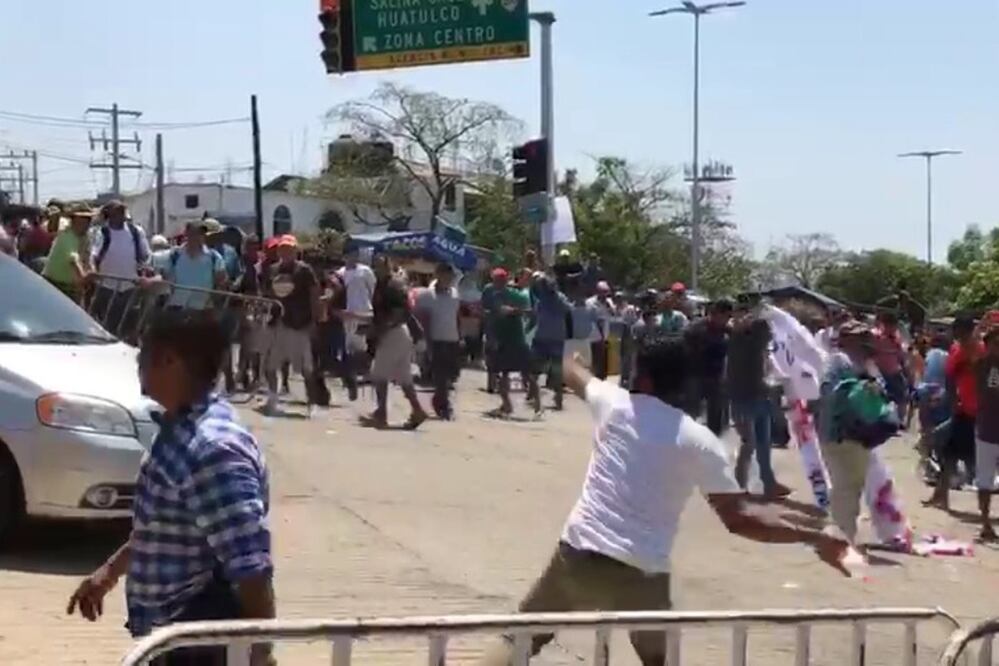 Integrantes de la CNTE se enfrentaron con simpatizantes de José Antonio Meade. Foto: Captura de Video.