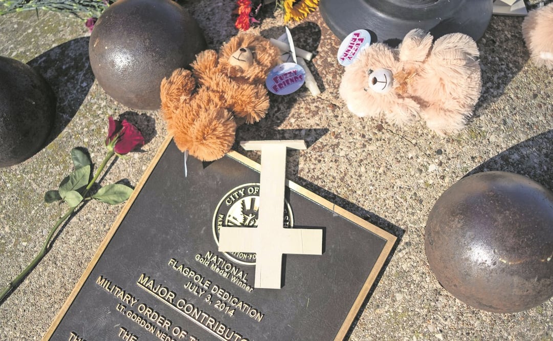 Memoriales fueron colocados en áreas donde las personas fueron atropelladas en Waukesha. Foto: JIM VONDRUSKA. AFP