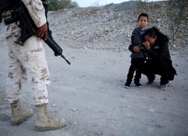 Migrante llora con su hijo ante Guardia Nacional; foto se hace viral
