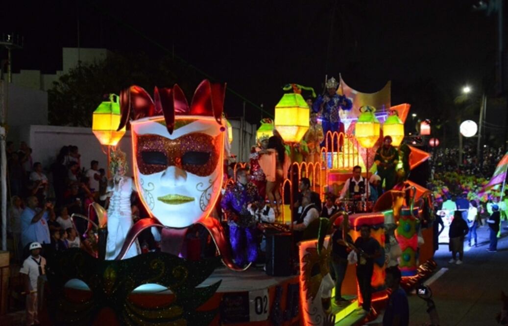 En este primer desfile destacó la belleza de los carros alegóricos, elaborados con temáticas variadas y muy bien iluminados (Foto: Notimex)