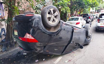 Automóvil se vuelca en la colonia Cuauhtémoc; un bebé es trasladado al hospital