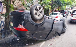 Automóvil se vuelca en la colonia Cuauhtémoc; un bebé es trasladado al hospital