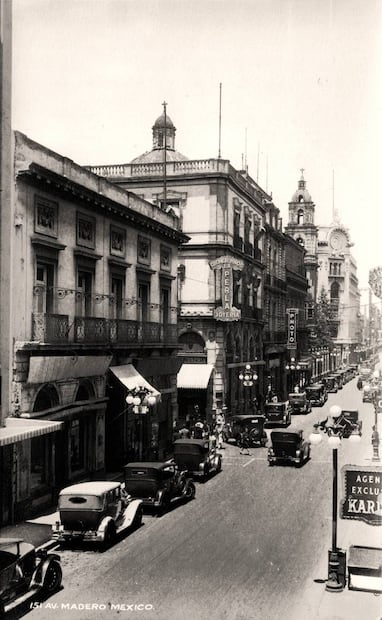 Otra pruebla del estatus de la avenida Madero hace un siglo era la gran presencia de automóviles, que entonces aún eran lo último en tecnología. Colección Villasana.
