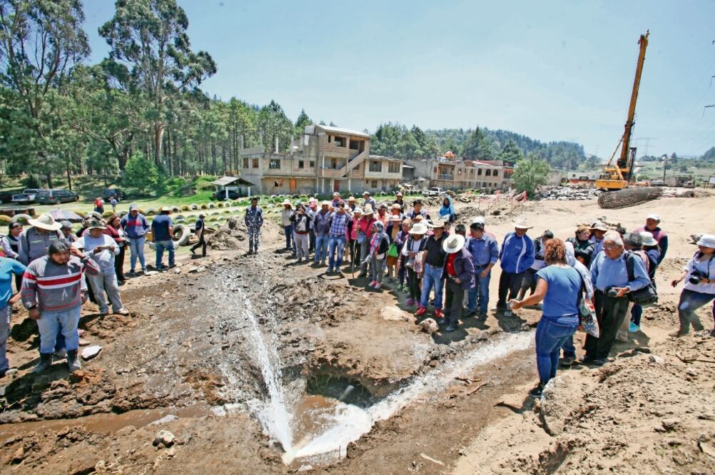 Miembros de Bienes Comunales señalaron que la empresa no tuvo cuidado en hacer su trabajo , y agregaron que no piden la cancelación del proyecto o que se lleve el trena otra parte, solo que reparen el daño ocasionado. Foto: JORGE ALVARADO. EL UNIVERSAL