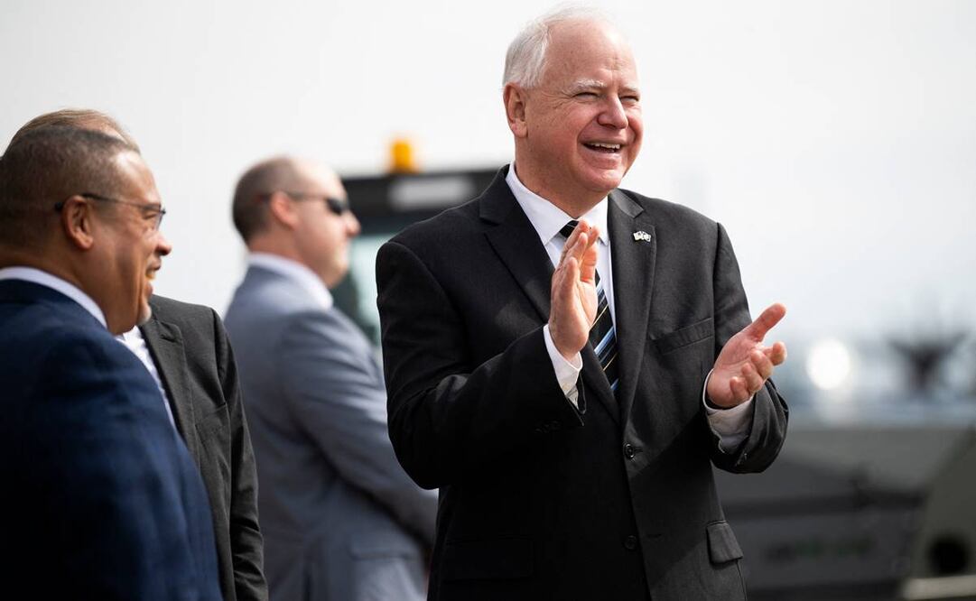 El gobernador de Minnesota, Tim Walz, espera la llegada de la vicepresidenta estadounidense, Kamala Harris. Foto: AFP