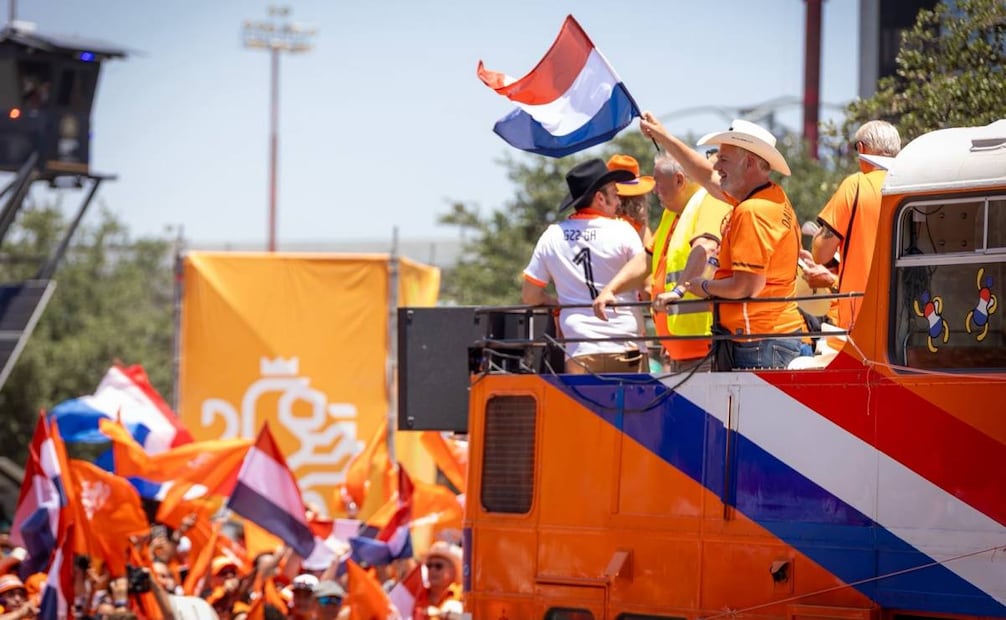 Afición de Países Bajos pinta de naranja a Monterrey; ciudad vive su último partido del Mundial.
Foto: Marcela Perales