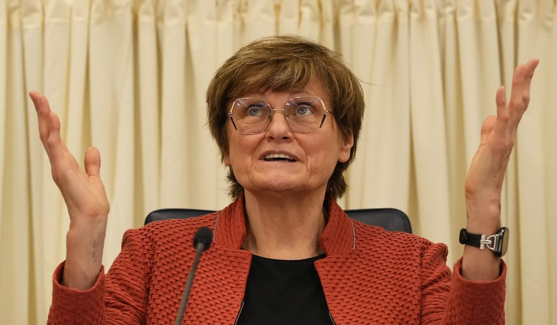 Katalin Karikó acaba de ser galardona con el Premio Nobel de Medicina, junto a el doctor Drew Weissman.
Foto: AP / Matt Rourke