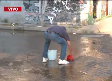 Captan a vecinos acarreando el líquido de una fuga en Ecatepec: VIDEO