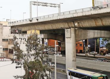 Mujer trata de arrojarse de puente peatonal en Periférico Norte