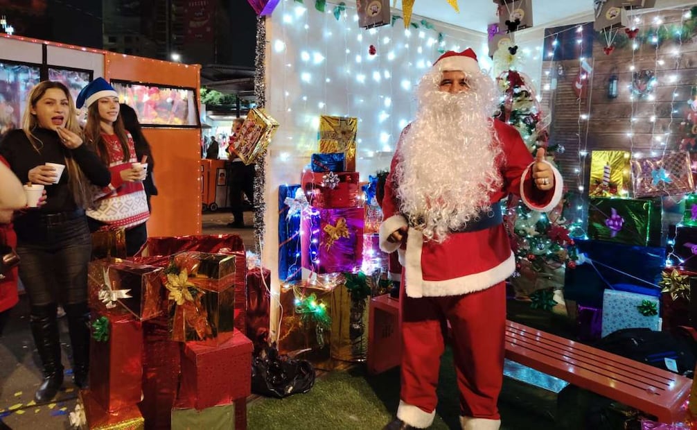 Secretaría de Seguridad instala árbol y villas navideñas en Insurgentes; artesanos en reclusión construyen la figura.
Foto: Fabián Evaristo.