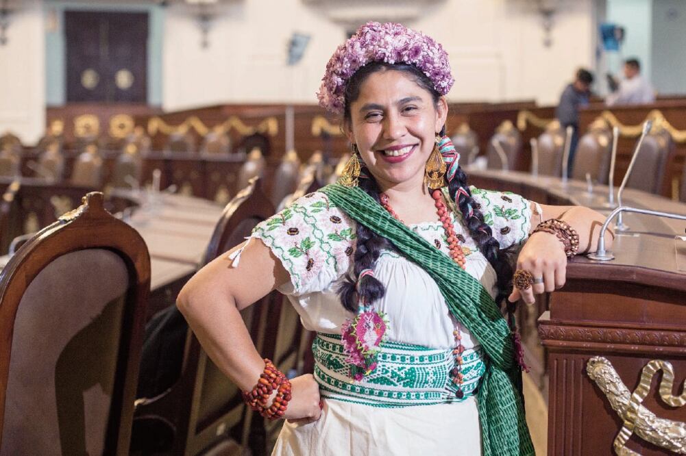 Para la entrevista, Eloísa Lescas viste el traje de gala, una artesanía fina de tres mil pesos, “hay rebozos que cuestan hasta 20 mil pesos”, explica (GERMÁN ESPINOSA. EL UNIVERSAL)