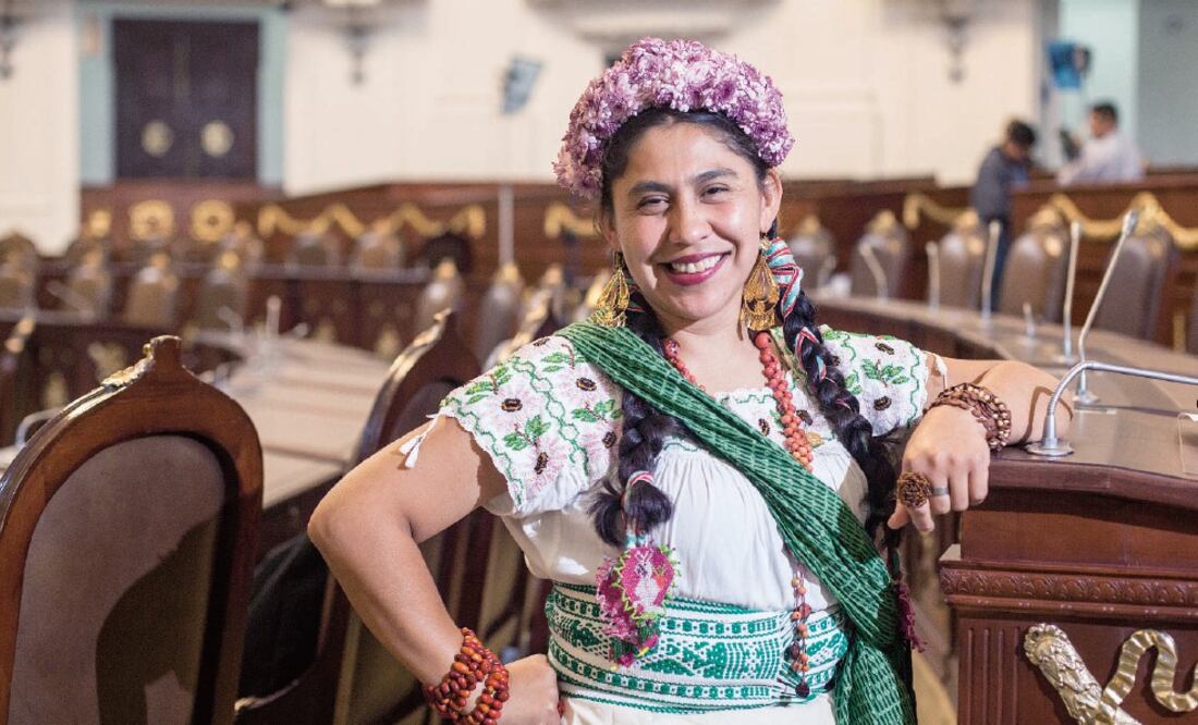 Para la entrevista, Eloísa Lescas viste el traje de gala, una artesanía fina de tres mil pesos, “hay rebozos que cuestan hasta 20 mil pesos”, explica (GERMÁN ESPINOSA. EL UNIVERSAL)