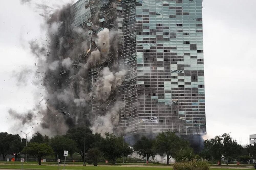 La Torre Hertz, que sufrió graves daños tras los huracanes Laura y Delta en 2020, implosiona en Lake Charles, Louisiana, el sábado 7 de septiembre de 2024 - Créditos: @Gerald Herbert