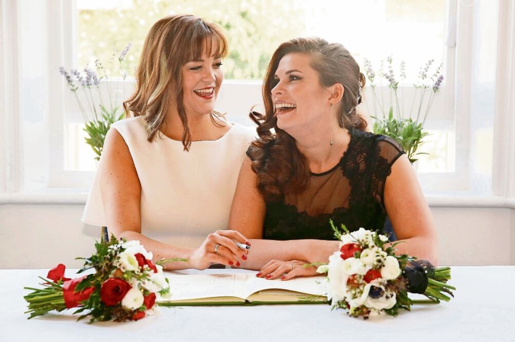 Sarah Keith y Emma Powell, el día en que contrajeron matrimonio, en el Hotel Claremont, en el sur de Inglaterra, en 2014. El país reconoce las bodas gay desde 2013 (LUKE MACGREGOR. REUTERS)