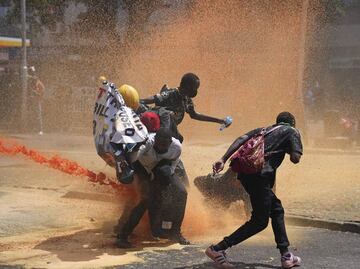 Al menos 17 muertos y decenas de heridos por disparos de la policía durante asalto al Parlamento en Kenia