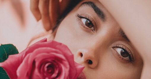  5 beneficios del agua de rosas en la piel