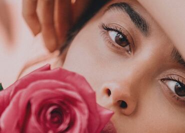 5 beneficios del agua de rosas en la piel