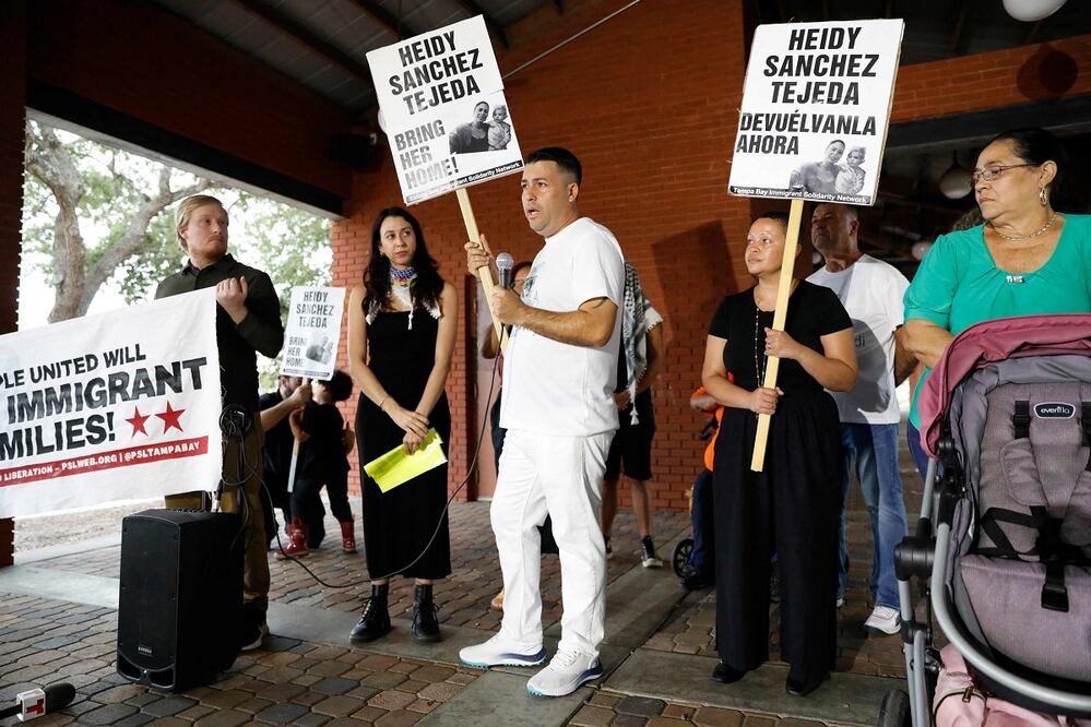 Manifestantes expresan en Tampa, Florida, su rechazo a la política de separación de familias y deportación de migrantes del gobierno de Donald Trump. FOTO: OCTAVIO JONES. AFP