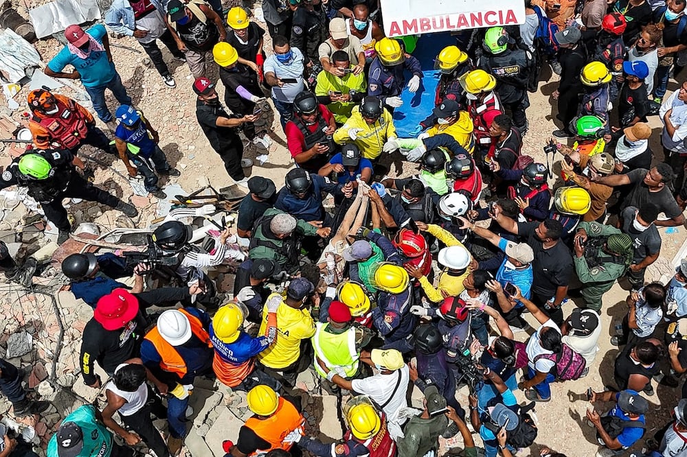 Miembros del Equipo francés de Intervención y rescatistas de Estados Unidos durante un rescate, en Caraballeda, La Guaira, Venezuela. FOTO: AFP