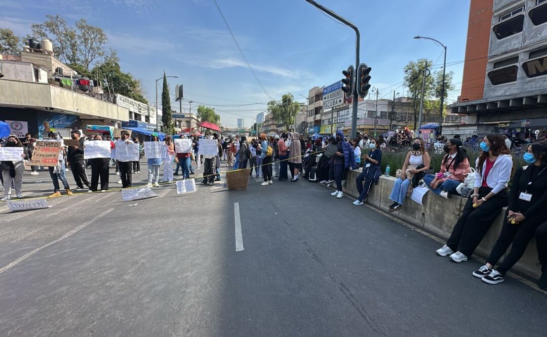 Bloquean normalistas la Calzada México-Tacuba; exigen despido de maestros acusados de acoso. Foto: Especial