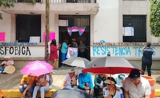 Personas trans y no binarias cumplen un día atrincheradas en la Segob; protestan con “sonidero disidente”