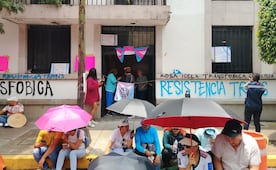 Personas trans y no binarias cumplen 18 horas atrincheradas en Segob; exigen diálogo con Rosa Icela Rodríguez