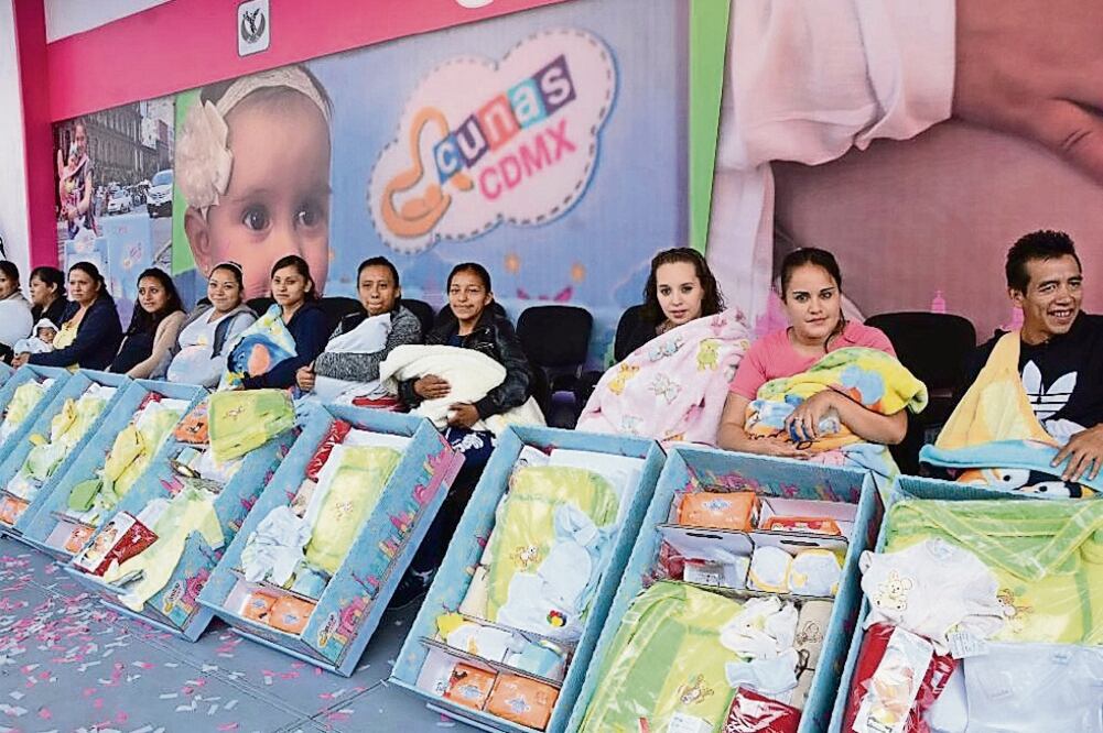 En la plancha del zócalo capitalino, el jefe de Gobierno de la Ciudad de México, Miguel Ángel Mancera, encabezó la entrega de 2 mil 500 cunas (ESPECIAL)