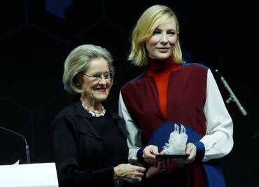 Cate Blanchett y Elton John reciben premio de Davos