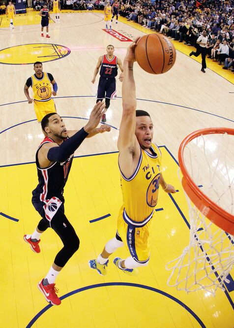 Gracias a Stephen Curry, los Warriors obtuvieron 73 triunfos (ARCHIVO. EL UNIVERSAL)