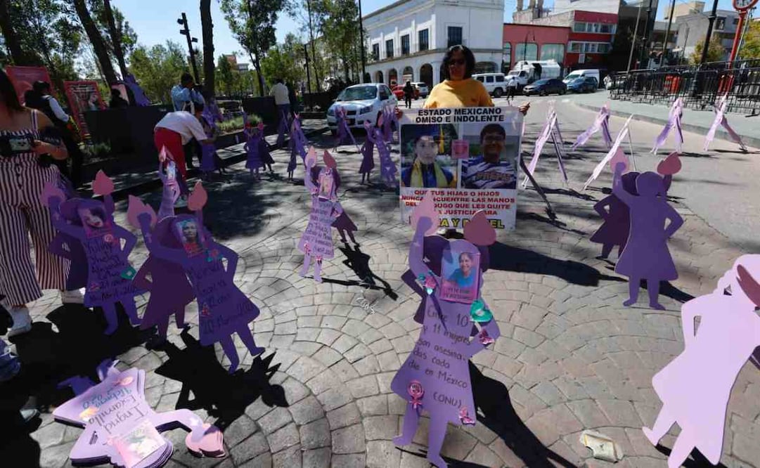 Lorena Gutiérrez, mamá de Fátima, este martes conmemoró los nueve años del asesinato de su hija, instaló sobre calles del primer cuadro de Toluca las siluetas color lila con la fotografía de niñas y mujeres víctimas de feminicidio. Foto: Jorge Alvarado. EL UNIVERSAL