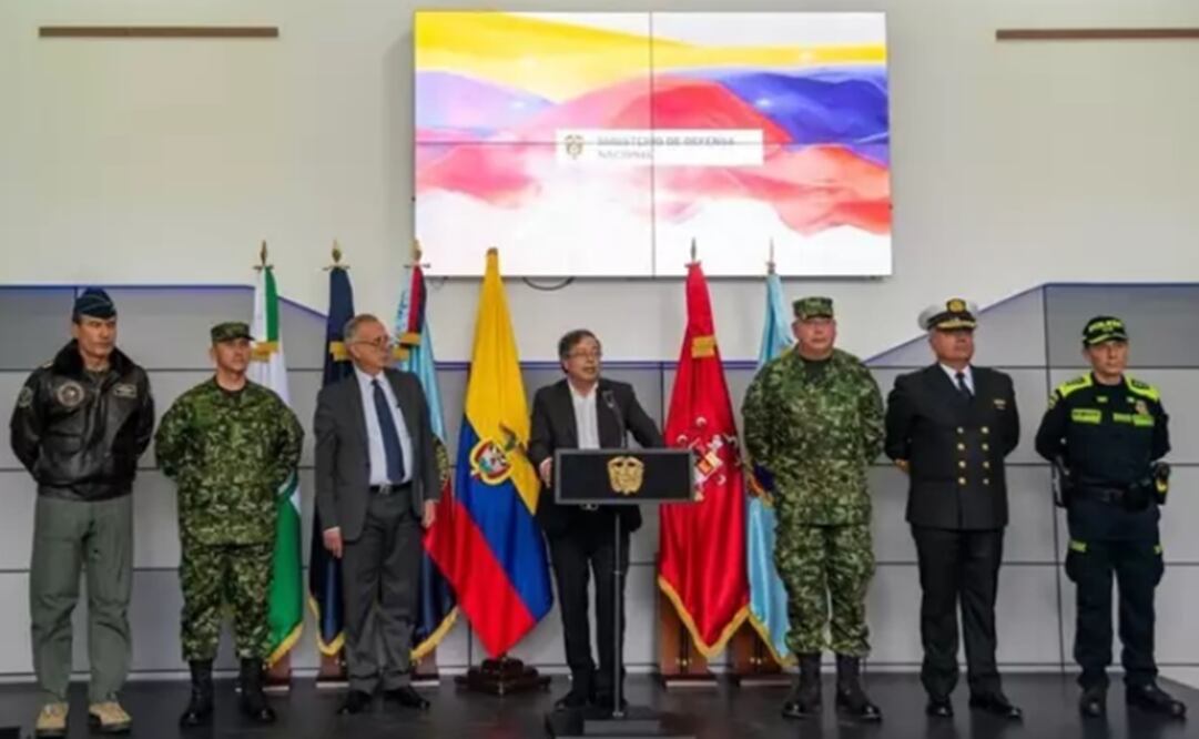 El presidente de Colombia, Gustavo Petro, presentando a la nueva dirección de las Fuerzas Armadas y la Policía del país. Foto: Europa Press