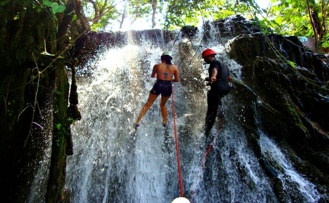 Date un baño en una cascada a 20 metros de altura y completa circuitos de tirolesas de hasta 30 metros de altura. (Foto: Cortesía Kolem Jaá)
