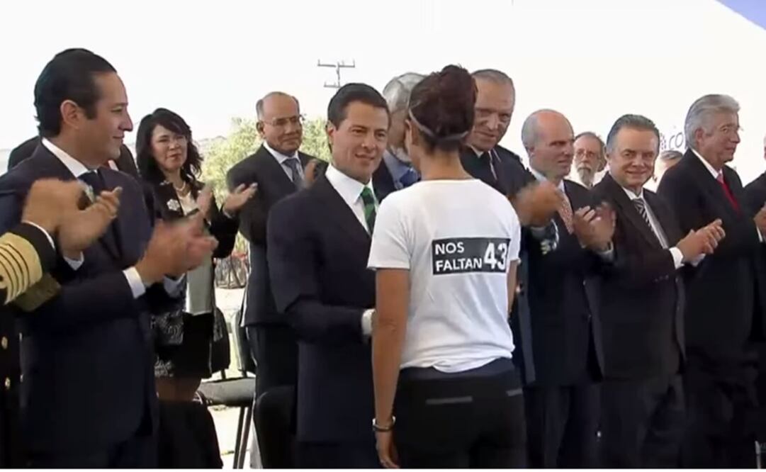 Tras recibir el galardón y posar para la fotografía al lado del presidente Peña Nieto, la investigadora caminó a lo largo del templete y regresó a su lugar en el sillerío. /Especial