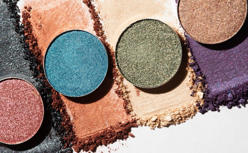 Hay diferentes tipos de acabados de sombras para resaltar tus ojos. Foto: Freepik