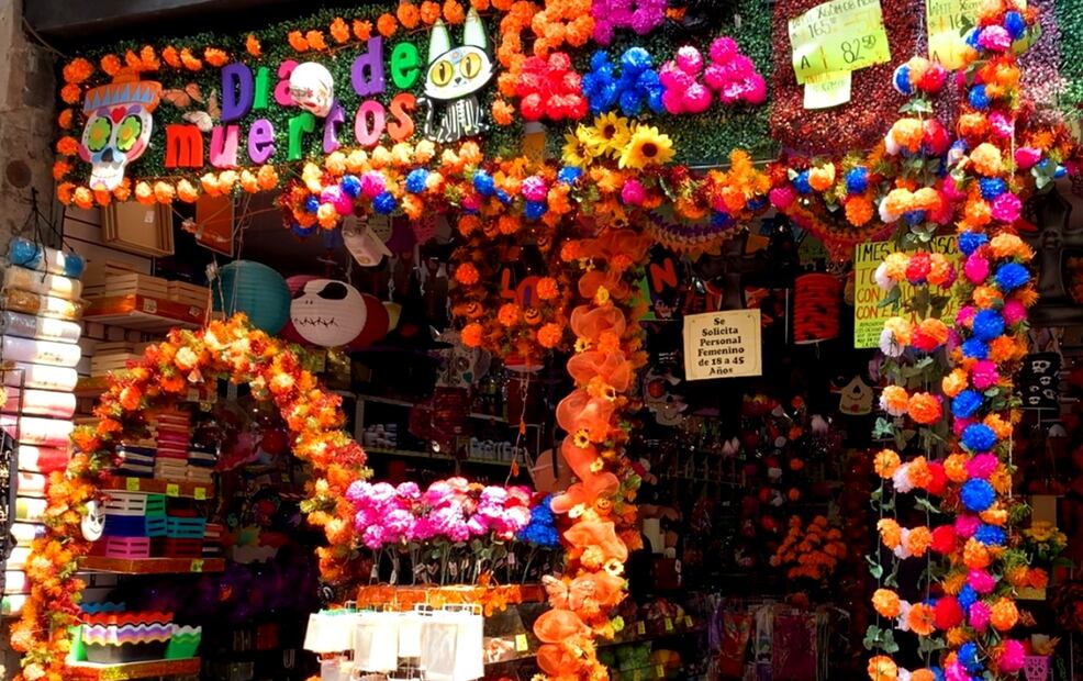 El comercio chino sigue acaparando el mercado para el Día de Muertos 2024, lo que impacta significativamente a los pequeños empresarios, asegura el señor Armando Hernández. Foto: Alberto González/EL UNIVERSAL
