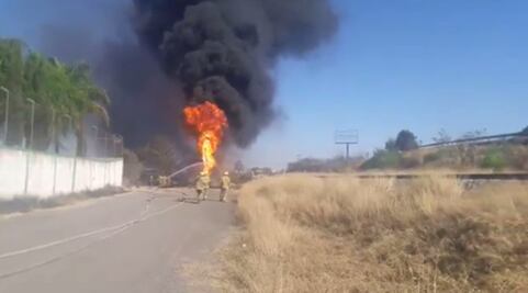 Fuga en ducto de Pemex provoca incendio en Zapopan