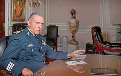 ¿Quién es el detenido Salvador Cienfuegos, el militar de rostro duro?