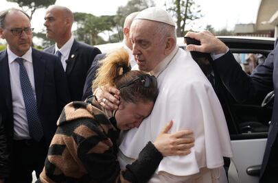 VIDEO: El papa Francisco abraza y consuela a unos padres por la muerte de su hija