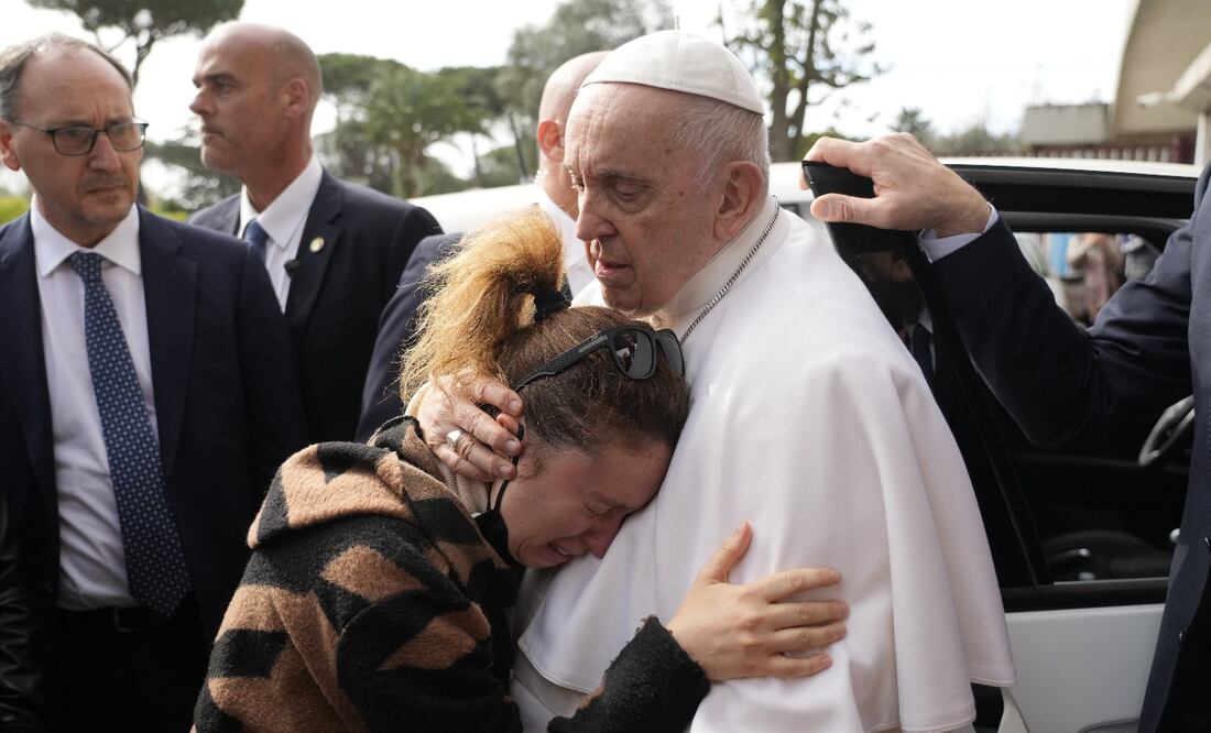 VIDEO: El papa Francisco abraza y consuela a unos padres por la muerte de su hija
