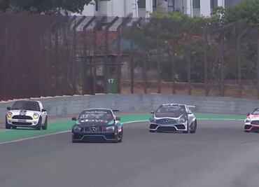 Conductor distraído invade circuito de Interlagos en plena competencia