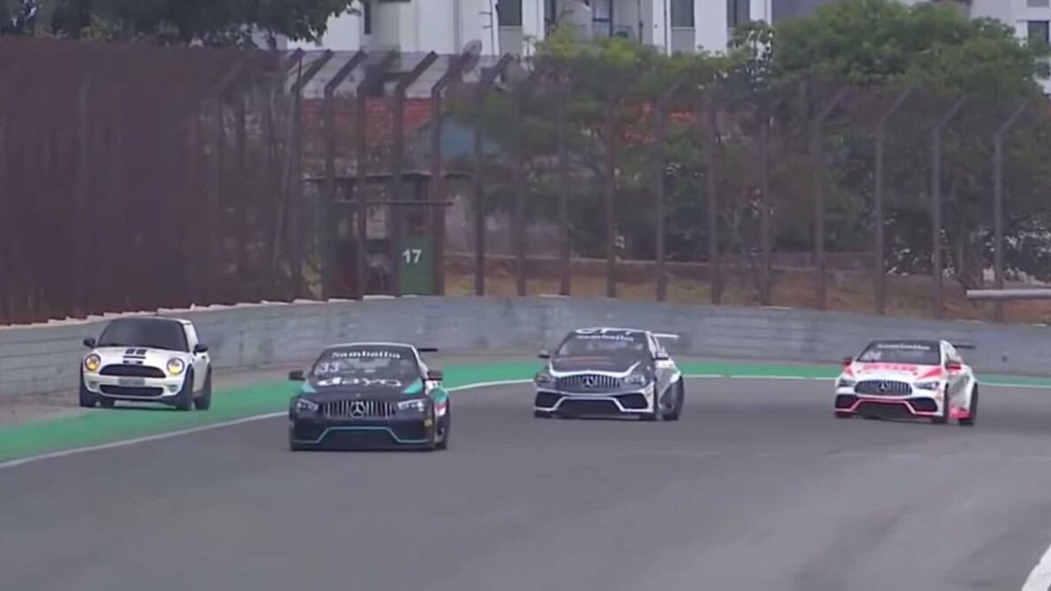 Conductor distraído invade circuito de Interlagos en plena competencia