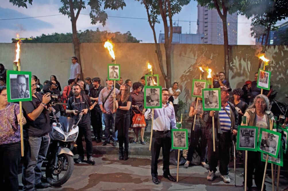 Reporteros y fotógrafos protestaron el martes 16 de mayo frente a la Secretaría de Gobernación por los 114 asesinatos de periodistas registrados desde 2000 (ARCHIVO EL UNIVERSAL)