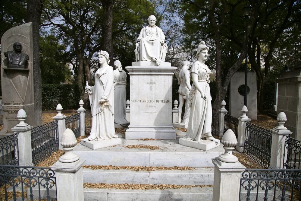 El martes, EL UNIVERSAL reveló que las tumbas en la Rotonda de las Personas Ilustres se encuentran en el abandono y muestran señales de saqueo. Foto: Carlos Mejía / EL UNIVERSAL