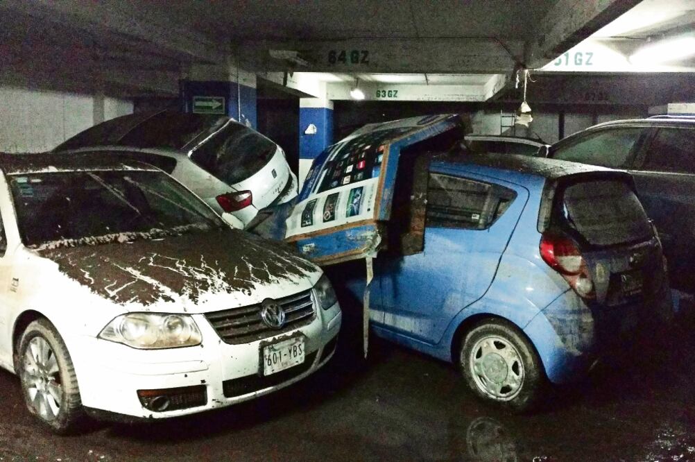 La tromba del lunes pasado dejó cerca de 70 viviendas y más de 100 autos dañados en la delegación Cuajimalpa y el municipio de Huixquilucan (ESPECIAL)