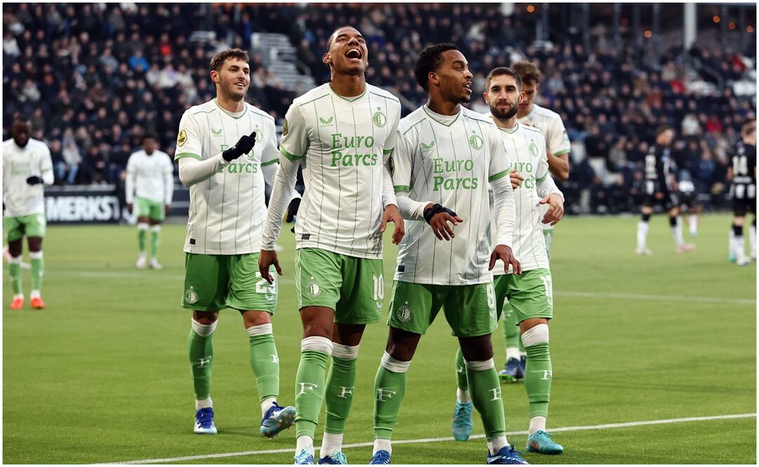 Santi Giménez y jugadores del Feyenoord festejando un gol / FOTO: EFE