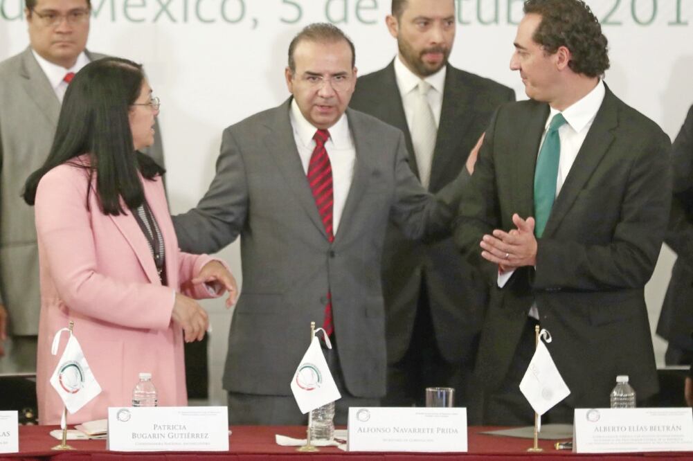 Alfonso Navarrete Prida (centro), secretario de Gobernación, y Alberto Elía s Beltrán (der.), encargado de despacho de la PGR. Foto: ALEJANDRA LEYVA. EL UNIVERSAL
