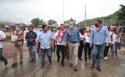 Murat recorre unidades médicas afectadas por huracán Agatha 