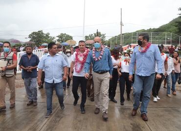 Murat recorre unidades médicas afectadas por huracán Agatha