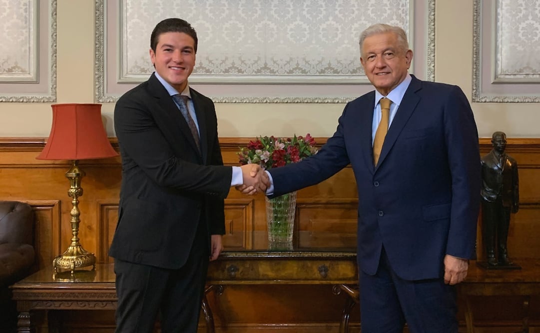 Se tomaron una foto con la imagen de Francisco I. Madero porque la esposa del gobernador electo es tataranieta de Gustavo Madero. Foto: Twitter @lopezobrador_