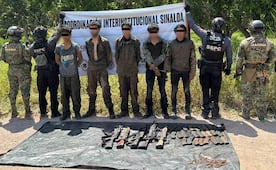 Caen 8 presuntos criminales y desmantelan narcocampamento en Sinaloa; aseguran armas de fuego, artefactos explosivos y droga